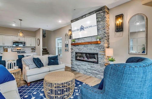 Table Rock Cabin | Fantastic Table Rock Lake Views-Free Daily Tickets-In/Indoor Cmty Pools-Near Silver Dollar City