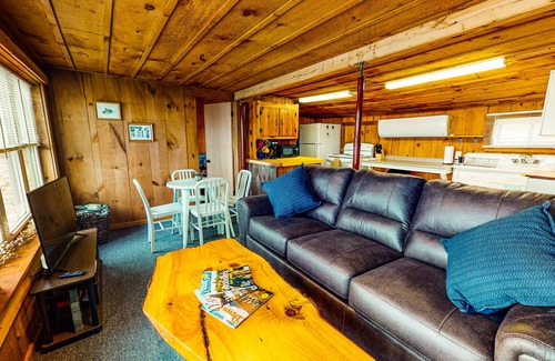 Weeks Mills House | Fantastic two-level home & guest cottage with fast WiFi & lake access - dogs OK