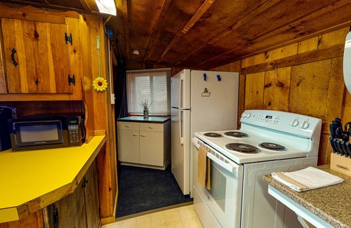 Weeks Mills House | Fantastic two-level home & guest cottage with fast WiFi & lake access - dogs OK
