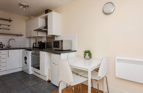 Cathedrals Condo | Fantastically Located 1BD Flag in Central London