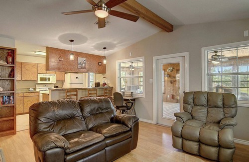 Aransas Pass House | Fantasy Oaks Lodge! 1 mile from the boat ramp! Pet Friendly! 1.36 Acres
