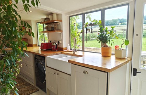 Alton Barnes House | Far End Cottage - Three Bedroom House, Sleeps 5