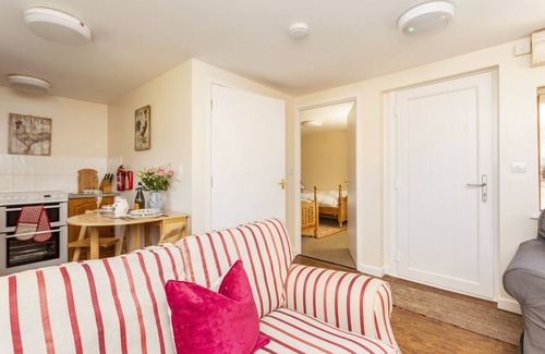 Wickhamford Cottage | Farm End Cottage - sleeps 2 guests in 1 bedroom