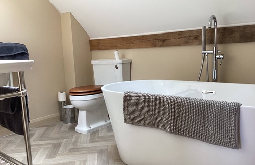 Tenbury Wells Cabin | Farm stay, dark skies, stars, stunning countryside and miles of walks.