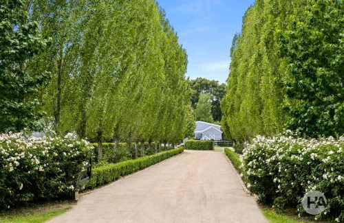 Tyabb House | Farm Stay MAPLE Cottage at Wilindi Estate
