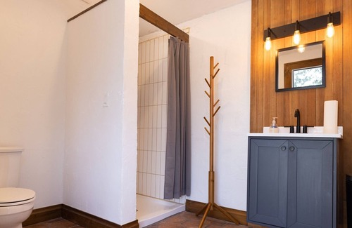 Irene RV Rental | Farm-to-Table Glamping w. AC near Corsicana