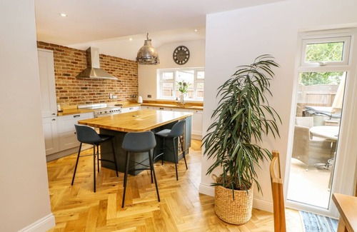 Somerby Cottage | FARM VIEW HOUSE, pet friendly, with hot tub in Somerby