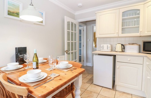 Painswick House | FARM VIEW LODGE, family friendly, with a garden in Painswick