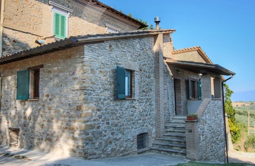 Gualdo Cattaneo House | Farmhouse Bliss With Pool, Wine and Tails
