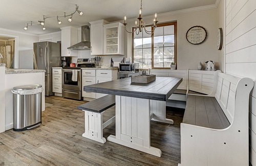 Victor House | Farmhouse Cabin w/Game room in a Historic Gold Mine Town w/Mountain Views