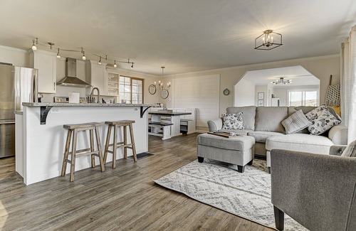 Victor House | Farmhouse Cabin w/Game room in a Historic Gold Mine Town w/Mountain Views