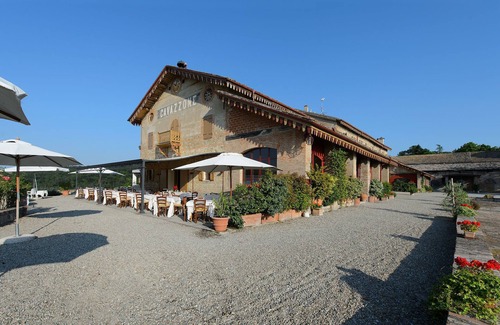 Viano Apartment | Farmhouse in Reggiano with Scenic Garden