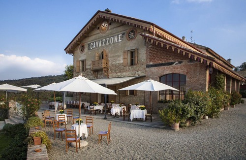 Viano Apartment | Farmhouse in Reggiano with Scenic Garden
