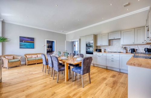 Bishopton House | Farmhouse Retreat only 20 mins to Loch Lomond
