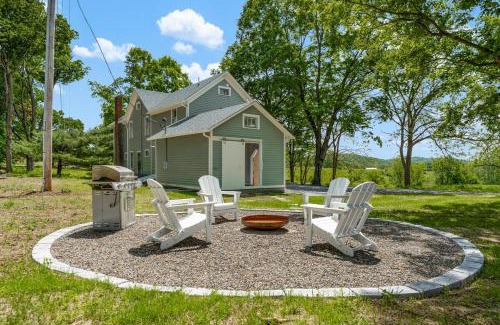 Valatie House | Farmhouse Retreat, Outdoor Dining, Fire-Pit, Fast Wifi, Golf and 3-Acre Privacy