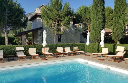 Precetto Apartment | Farmhouse with pool and whirlpool for vacations in Umbria: "Appartamento Glicine"