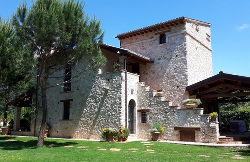 Precetto Apartment | Farmhouse with pool and whirlpool for vacations in Umbria: "Appartamento Glicine"