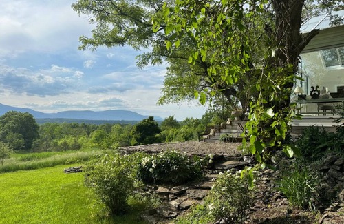 Germantown House | Farmhouse with undisturbed, magical views and european decoration