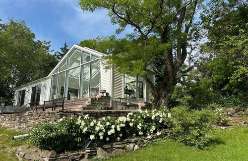 Germantown House | Farmhouse with undisturbed, magical views and european decoration