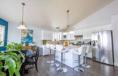 Farmington House | Farmington Gem 6BR Hot/Cold Tub Sleeps 15