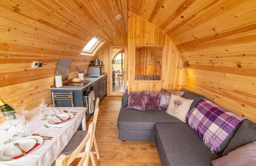 Aberfeldy Apartment | Farragon Luxury Glamping Pod with Hot Tub & Pet Friendly at Pitilie Pods