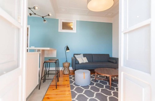 Santa Engracia Apartment | Fascinating 2 bedroom apartment with river view