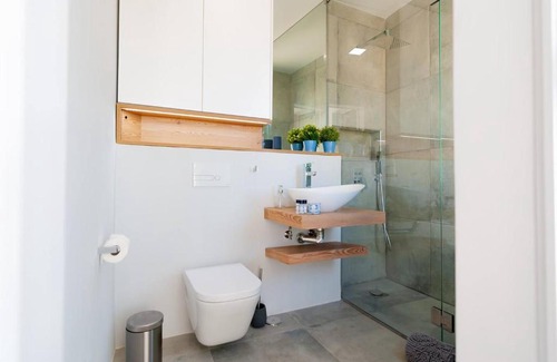 Santa Engracia Apartment | Fascinating 2 bedroom apartment with river view