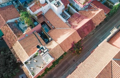 Cartagena Walled City House | Fascinating Casa Trinitarias in Walled City / Pool
