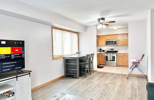 Hickory Hills Apartment | Fast Wi-Fi/4KTV/Free parking/Comfy beds/Getaway