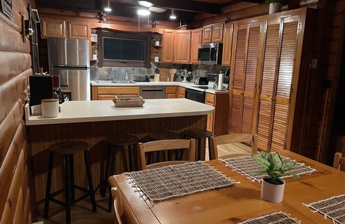 The Woods Cabin | Fast WiFi; Pools, Hiking, fishing, golf. Dog friendly, sports center