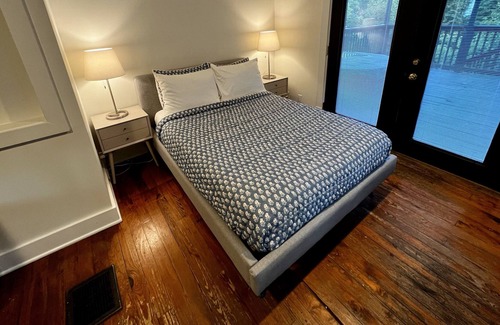 East End Cottage | Fatherland Cottage within walking distance of popular areas in Nashville.