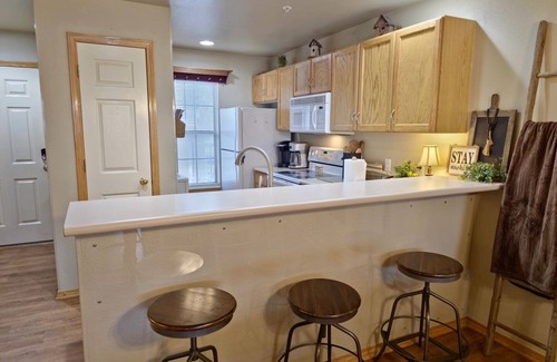 Hollister Condo | Favorite to Many~8 miles to Thunder Ridge~1 Dog Ok