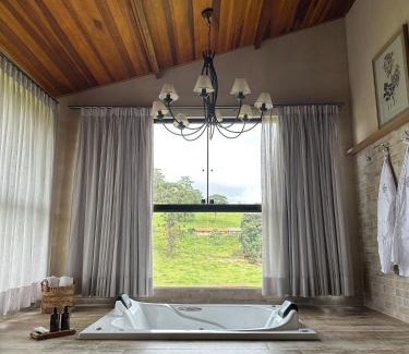 Pedra Bela House | Fazenda com 3 espaços independentes - 10 suítes com PISCINA, 4 suítes com JACUZZI ou Chalé romântico com JACUZZI - Wi-Fi 400MB Lagos e Cavalos