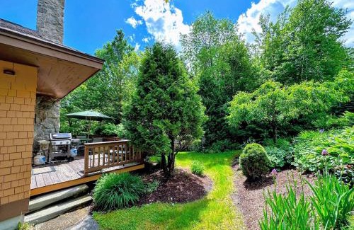 Bretton Woods Apartment | FC17 Stylishly renovated Forest Cottage walk to Bretton Woods ski trails wifi cable ping pong