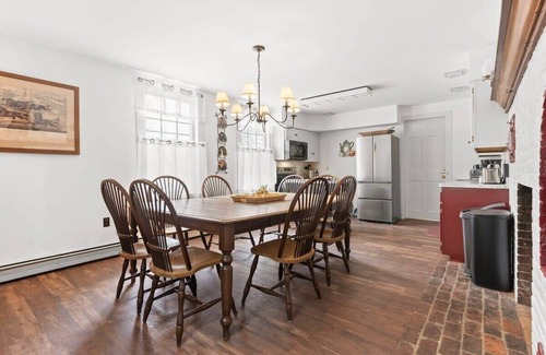 Epping Apartment | Federal on Exeter | Circa 1805 | UNH | A/C | Porch