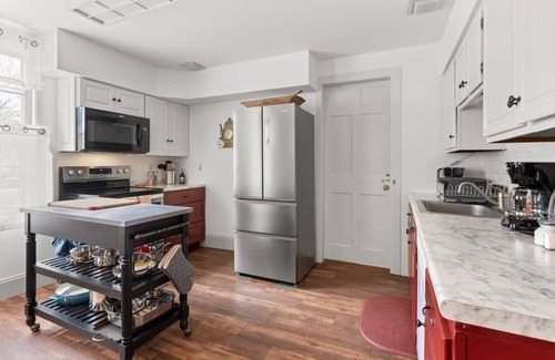 Epping Apartment | Federal on Exeter | Circa 1805 | UNH | A/C | Porch