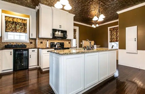 Dyersville House | Federalist style home close to down town minutes from the Field of Dreams!