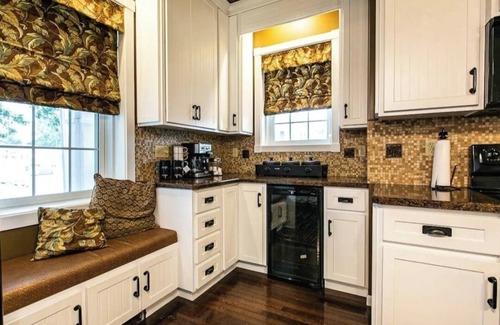 Dyersville House | Federalist style home close to down town minutes from the Field of Dreams!