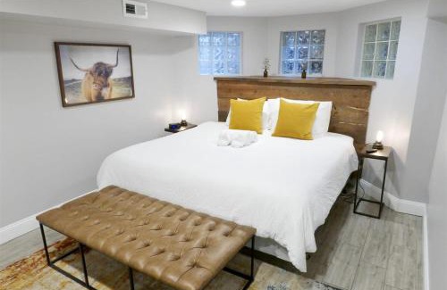 Northwest Apartment | Federalist Style Rowhouse sleeps 4 with parking