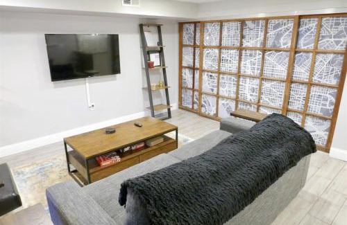 Northwest Apartment | Federalist Style Rowhouse sleeps 4 with parking