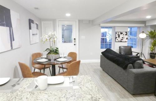Northwest Apartment | Federalist Style Rowhouse sleeps 4 with parking