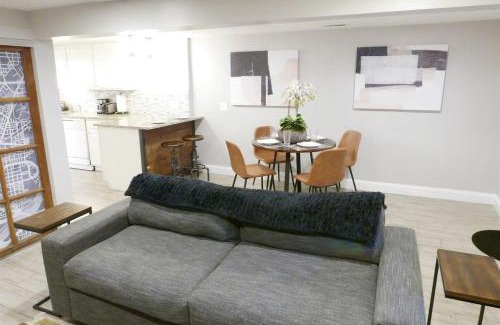 Northwest Apartment | Federalist Style Rowhouse sleeps 4 with parking