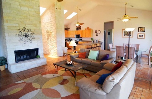 Briarcliff House | Feed the deer w/Lake Travis views & open Boat Ramp