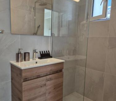 Aigaleo Apartment | Feel Breeze Athens