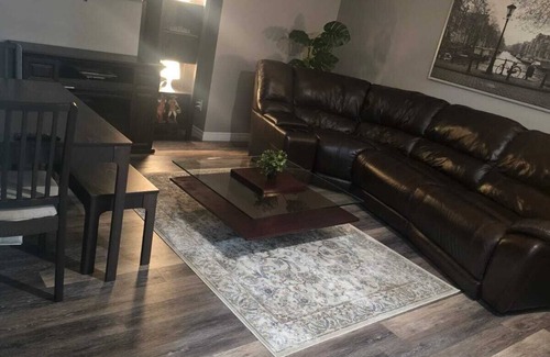 Silverado House | feels home in sparkly tidy, clean and cozy brand new suit .