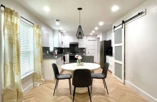 Fort Worth House | Females Only! Modern Private Bed & Bath 5 min from Downtown Fort Worth