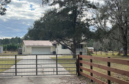 Palatka House | Fenced Fisherman's 3 bedroom house in charming Palatka with WiFi and AC