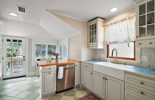 Mount Dora Cottage | Fenced in Backyard! Close to DT Mount Dora! King Bed + Golf Cart Rental!