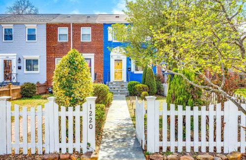 Old Town Alexandria House | - Fenced Yard - Crib - BBQ Grill & 4 Tvs Cherry Blossom Luxury Getaway -Floyd's Freedom-