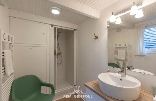 Enclos Apartment | Fenêtres sur cour 3 Duplex in the Heart of the City Center 4 Guests